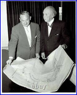 1957 Press Photo Architect Frank Lloyd Wright Shows Plans for Guggenheim Museum